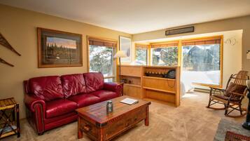 Meja, seterika/papan seterika, Wi-fi percuma, cadar katil