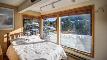 Meja kerja, setrika/meja setrika, Wi-Fi gratis, dan seprai linen