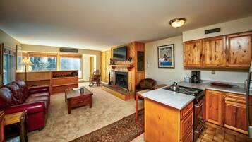 TV layar datar dan perapian