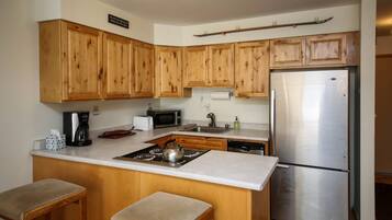 Kompor, mesin pencuci piring, dan pemanggang roti