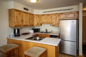 Stovetop, dishwasher, toaster, cookware/dishes/utensils