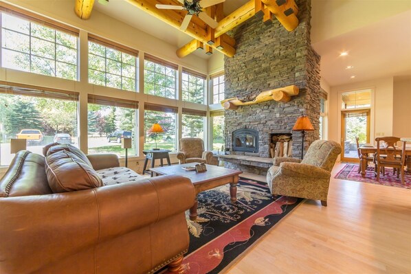 Flat-screen TV, fireplace - Big Sky - Crail Creek Retreat (Big Sky)