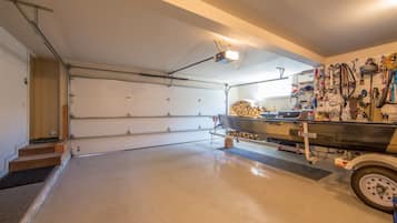 2 bedrooms, desk, free wired internet