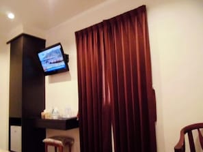 Desk, blackout drapes, free WiFi, bed sheets - Baseball exquisite hotel (Hsinchu)