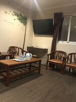 Escritorio, cortinas blackout, wifi gratis y ropa de cama 