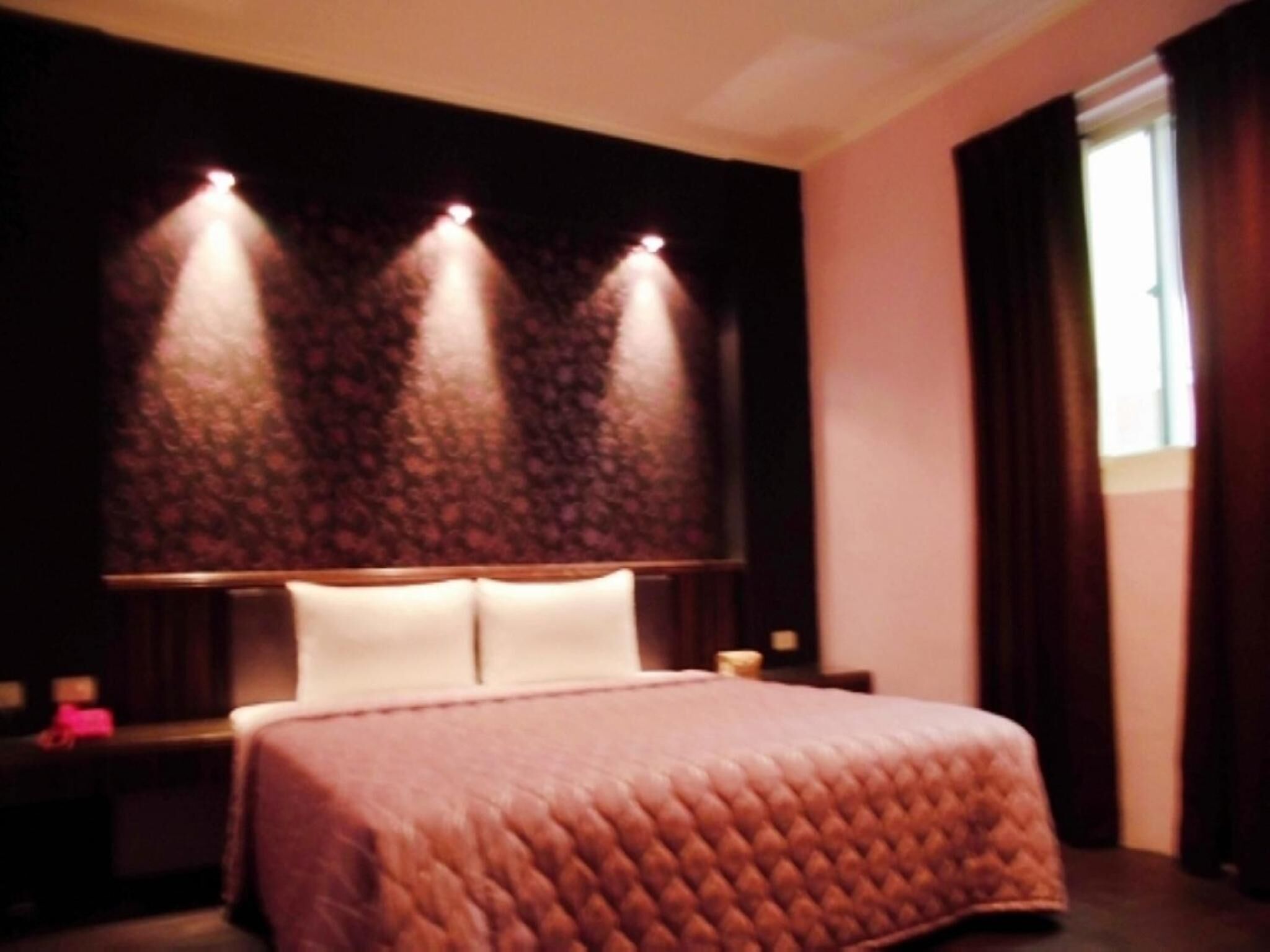 Desk, blackout drapes, free WiFi, bed sheets