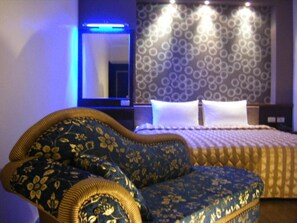 Desk, blackout drapes, free WiFi, bed sheets - Baseball exquisite hotel (Hsinchu)