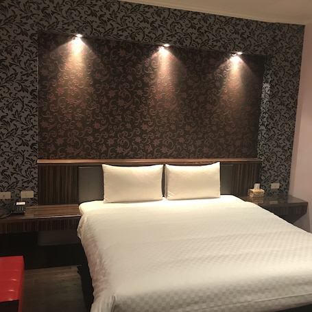 Escritorio, cortinas blackout, wifi gratis y ropa de cama