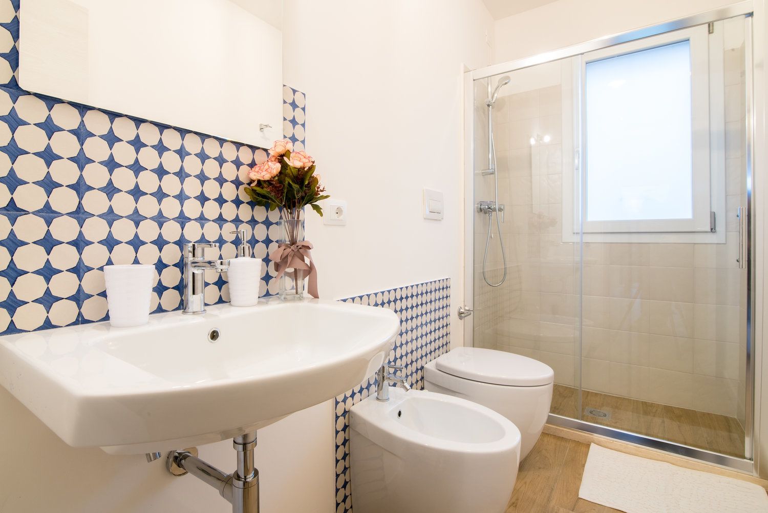 Apartamento, 1 habitación, vistas al jardín (Sale e Pepe) | Baño | Ducha, secador de pelo, albornoces y zapatillas