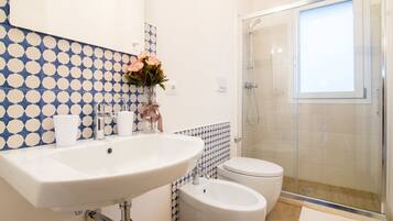 Apartamento, 1 habitación, vistas al jardín (Sale e Pepe) | Baño | Ducha, secador de pelo, albornoces y zapatillas
