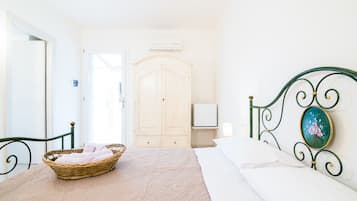 Standard Double Room, Garden View (Paglia e Fieno) | Minibar, individually decorated, desk, blackout drapes