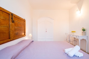 Minibar, individually decorated, desk, blackout curtains - La Viola e il Sole (Fermo)