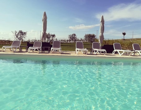Una piscina al aire libre de temporada