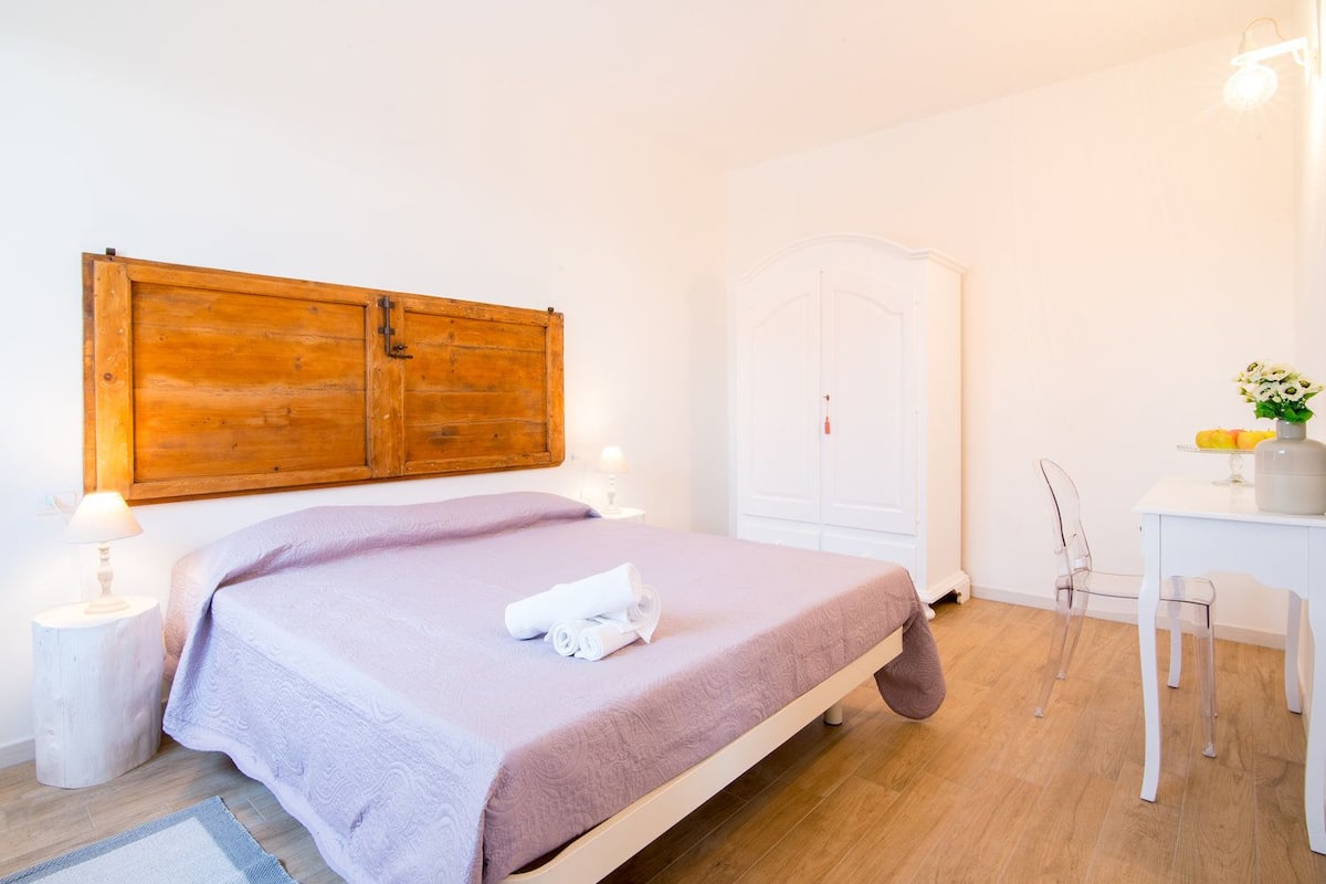 Apartment, 1 Bedroom, Garden View, Ground Floor | Minibar, individually decorated, desk, blackout curtains