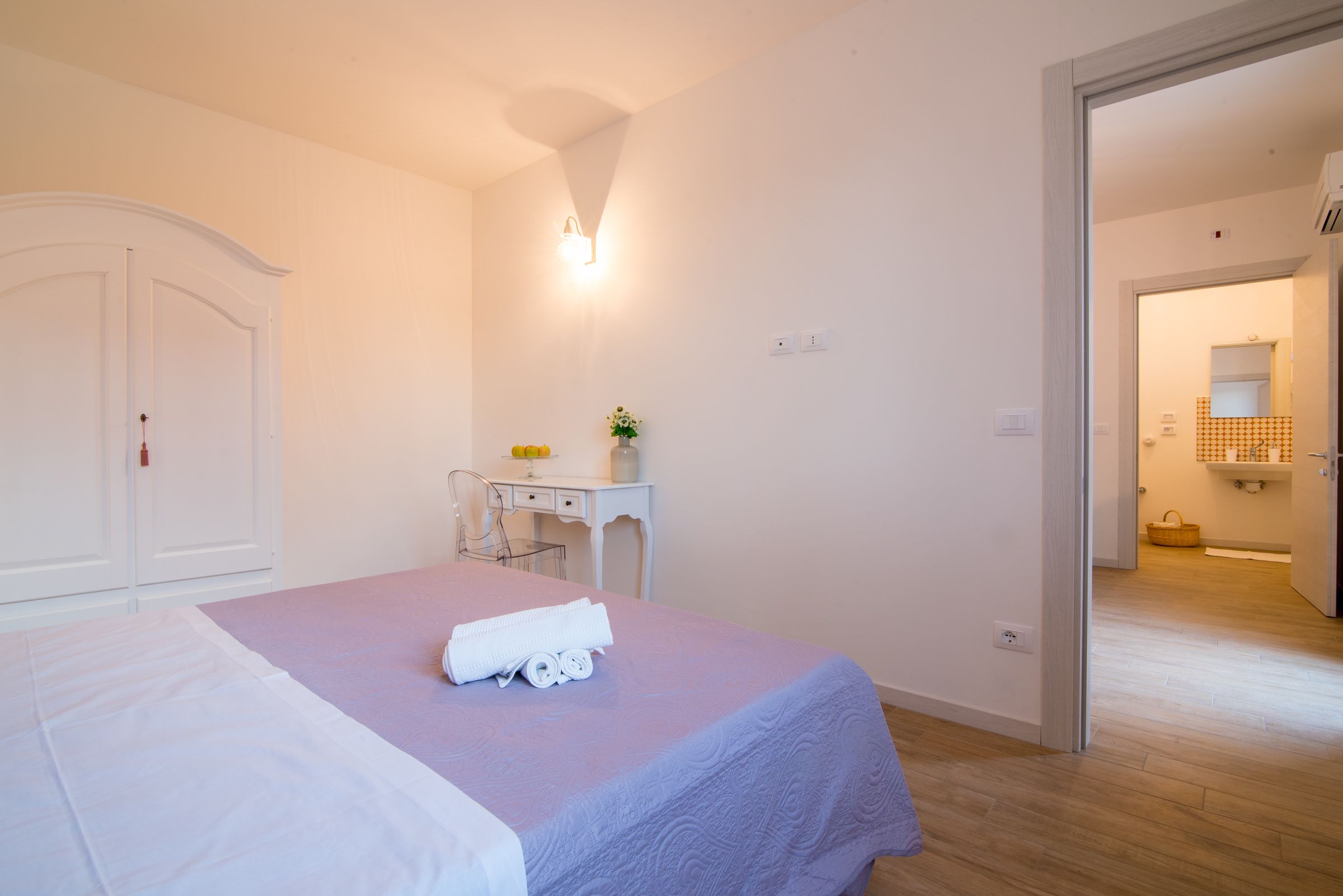Une chambre à coucher avec un lit, un bureau et une armoire.