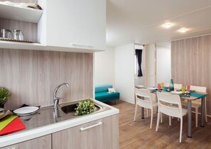Deluxe stacaravan, Meerdere bedden (deluxe 4 pax) | Privékeuken | Een kookplaat, kookgerei, borden en bestek