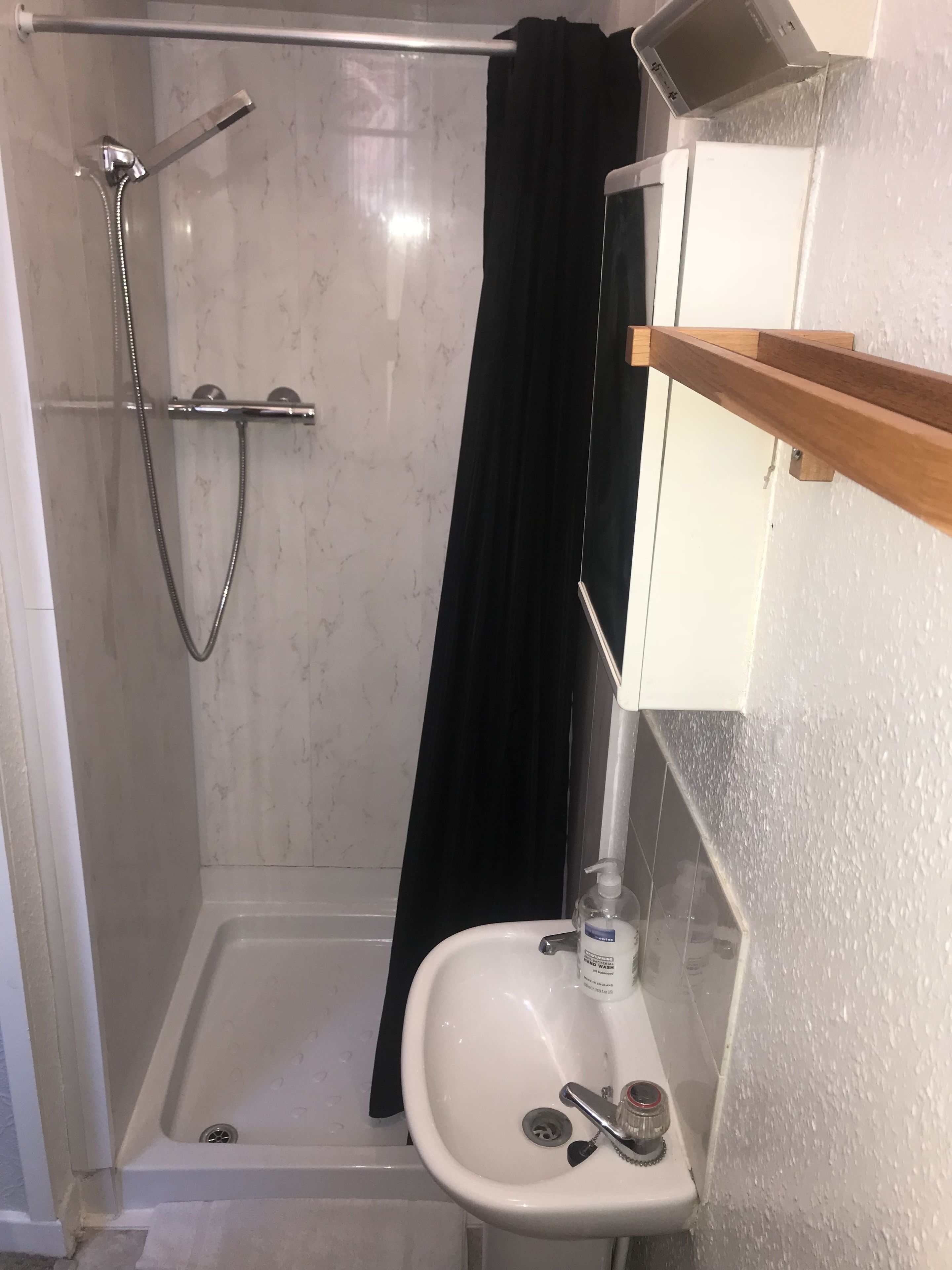 standard double room | bathroom | free toiletries, towels