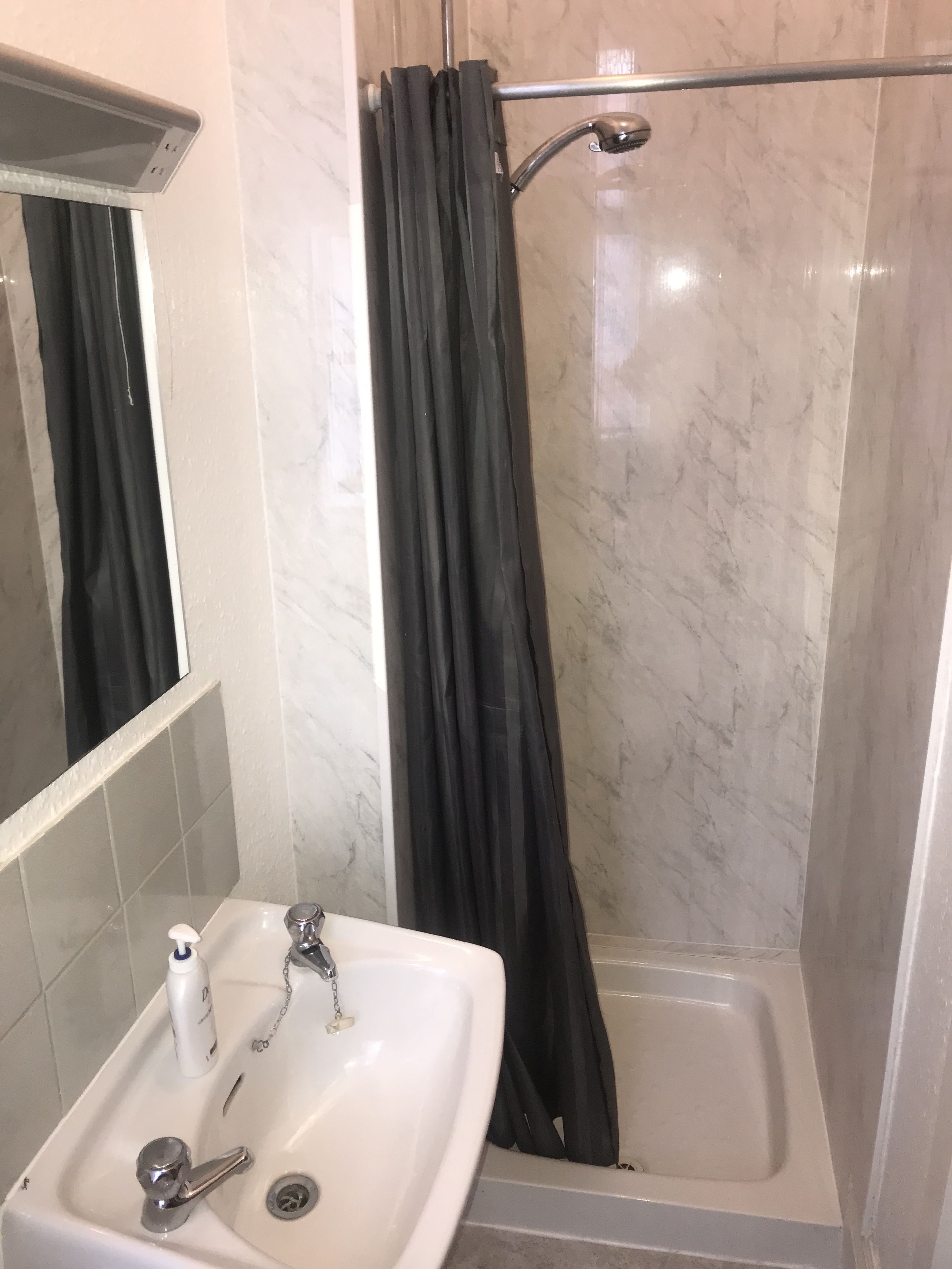 standard double room | bathroom | free toiletries, towels