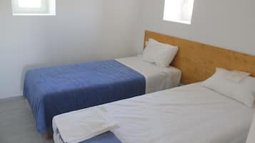 Tempat tidur Select Comfort dan didekorasi berbeda-beda