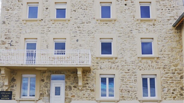 A building with a sign reading "HOTEL MARY" and a balcony with a railing. - Chez Mary (Vanosc)