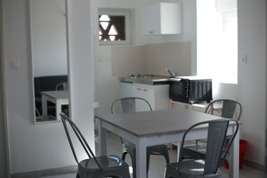 Fridge, stovetop, cookware/dishes/utensils - Chez Mary (Vanosc)