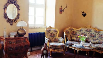 Junior Suite (Caspar Zimmer) | Living area | Flat-screen TV