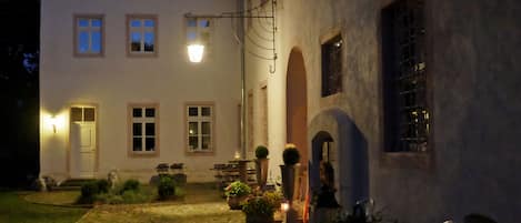 Fassade der Unterkunft – Abend/Nacht