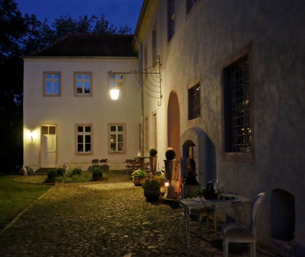 Front of property – evening/night - Schloss Neuenhagen (Bad Freienwalde)