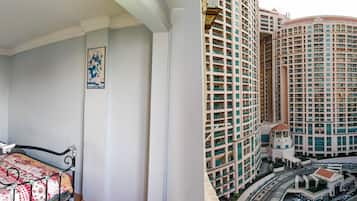 2 bedrooms, desk, iron/ironing board, WiFi