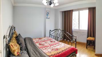 2 slaapkamers, een bureau, een strijkplank/strijkijzer, wifi