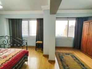 2 bedrooms, desk, iron/ironing board, WiFi