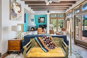 TV, fireplace - Casita Cotón - 2 bed, 2 bath, sleeps 6. Mountain views! (Santa Fe)