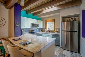 Réfrigérateur, four à micro-ondes, un four, surface de cuisson