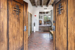 Interior - Casita Cotón - 2 bed, 2 bath, sleeps 6. Mountain views! (Santa Fe)