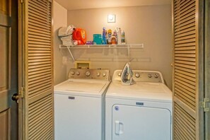 Interior - Casita Cotón - 2 bed, 2 bath, sleeps 6. Mountain views! (Santa Fe)