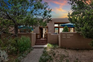 Exterior - Casita Cotón - 2 bed, 2 bath, sleeps 6. Mountain views! (Santa Fe)