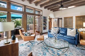 TV, fireplace - Casita Cotón - 2 bed, 2 bath, sleeps 6. Mountain views! (Santa Fe)