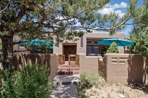 Exterior - Casita Cotón - 2 bed, 2 bath, sleeps 6. Mountain views! (Santa Fe)