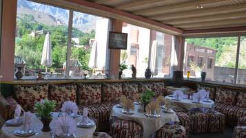 Petit déjeuner, déjeuner et dîner servis sur place