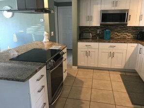 ثلاجة، ميكروويف، فرن، موقد طهي مسطح