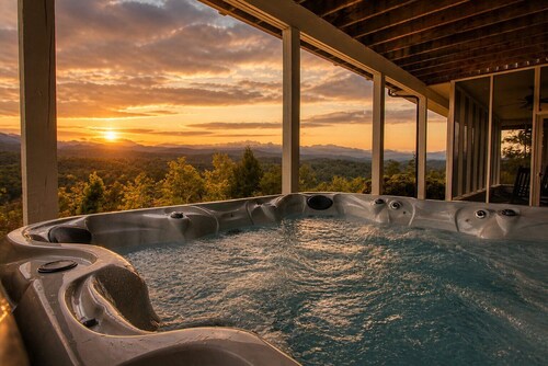 LeConte Mountain Lodge, AWESOME MOUNTAIN VIEWS, 4900+ SQ. FT. WIFI, Hot Tub!