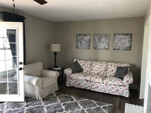 Smart TV, books - Lakefront property with A/C sleeps 8 with onsite pontoon available to rent. (Lake Odessa)