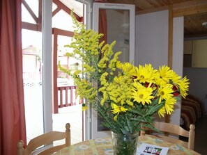 Cottage | In-room dining