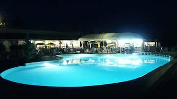 2 piscines extérieures, parasols de plage, chaises longues