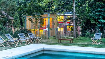 Kolam renang terbuka bermusim, kerusi lepak pantai