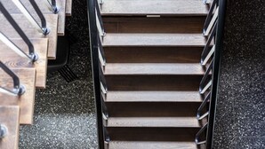 Una escalera de madera con barandillas de metal.