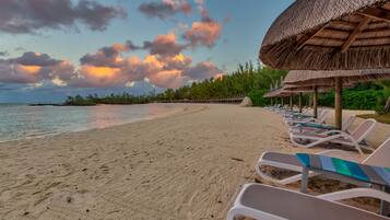 Playa privada, arena blanca y servicio gratuito de transporte a la playa