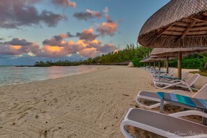 Yksityinen ranta, valkoista hiekkaa, ilmaiset rantakuljetukset