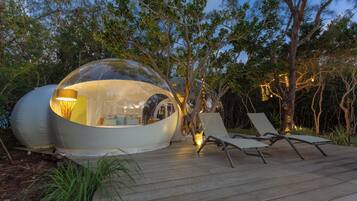 2 restaurants, spécialités Cuisine locale et internationale