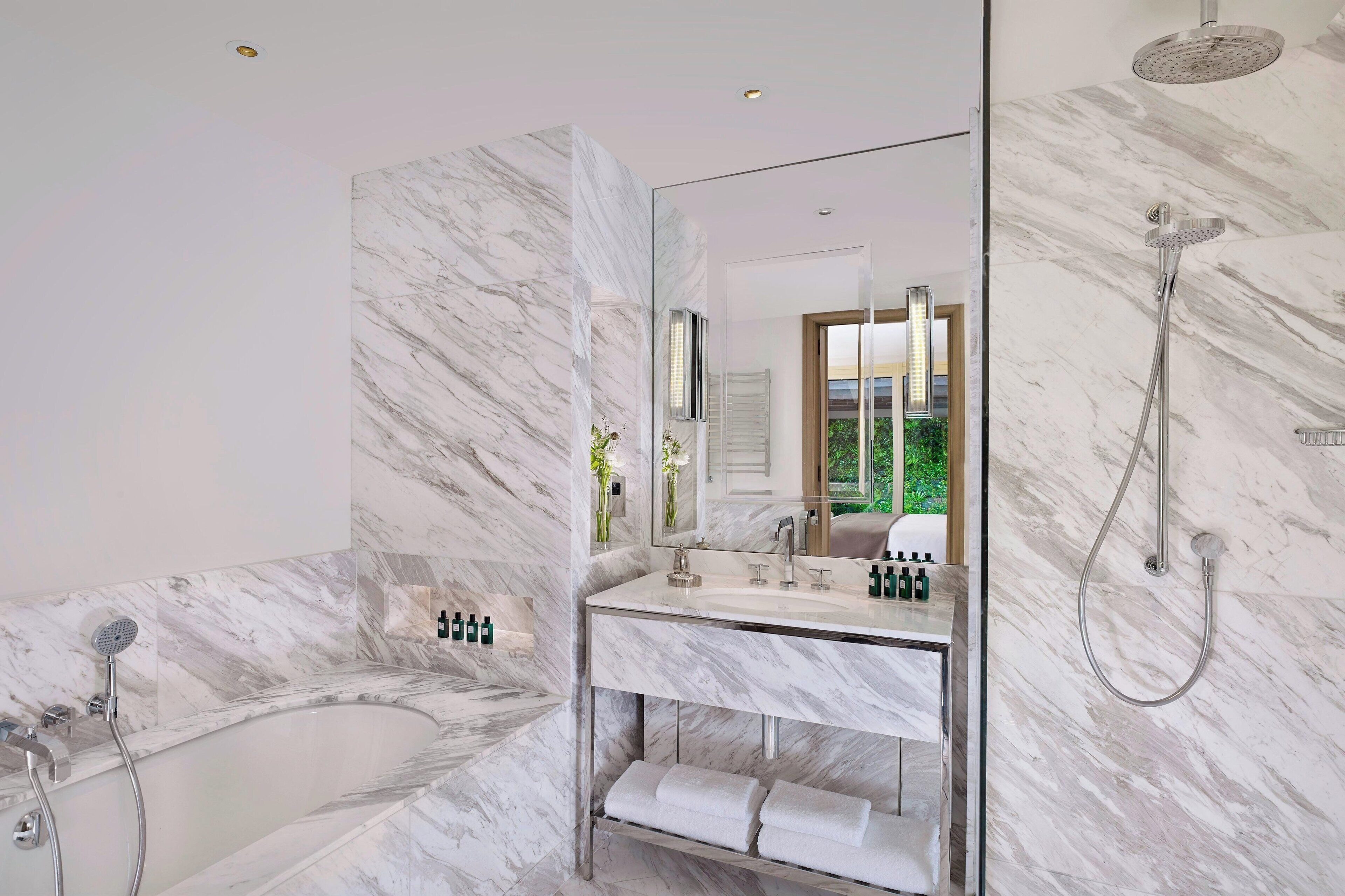 house, 1 king bed, non smoking, terrace (brew house garden) | bathroom | combined shower/bathtub, free toiletries, hair dryer, bathrobes